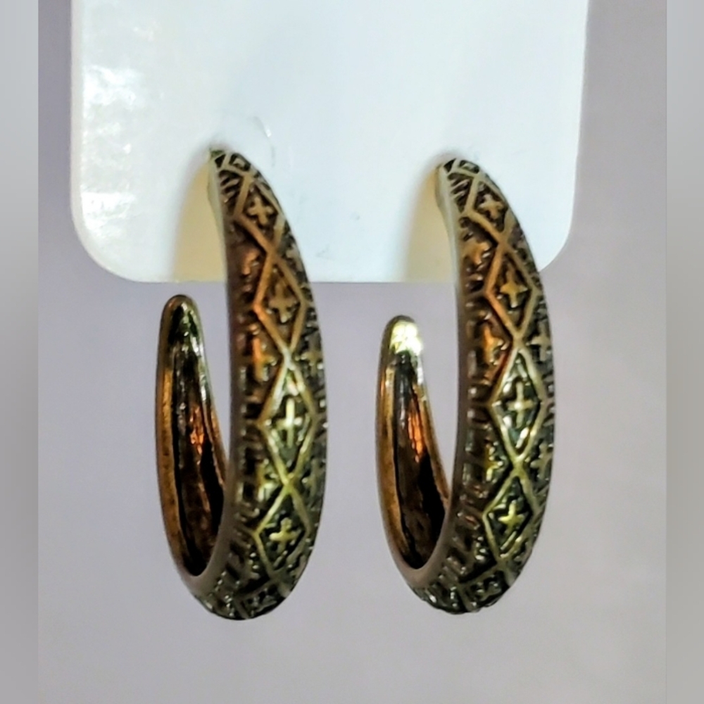 Set Of Brass and Maroon Fringe Necklace And Earring Set. - Picture 4 of 9